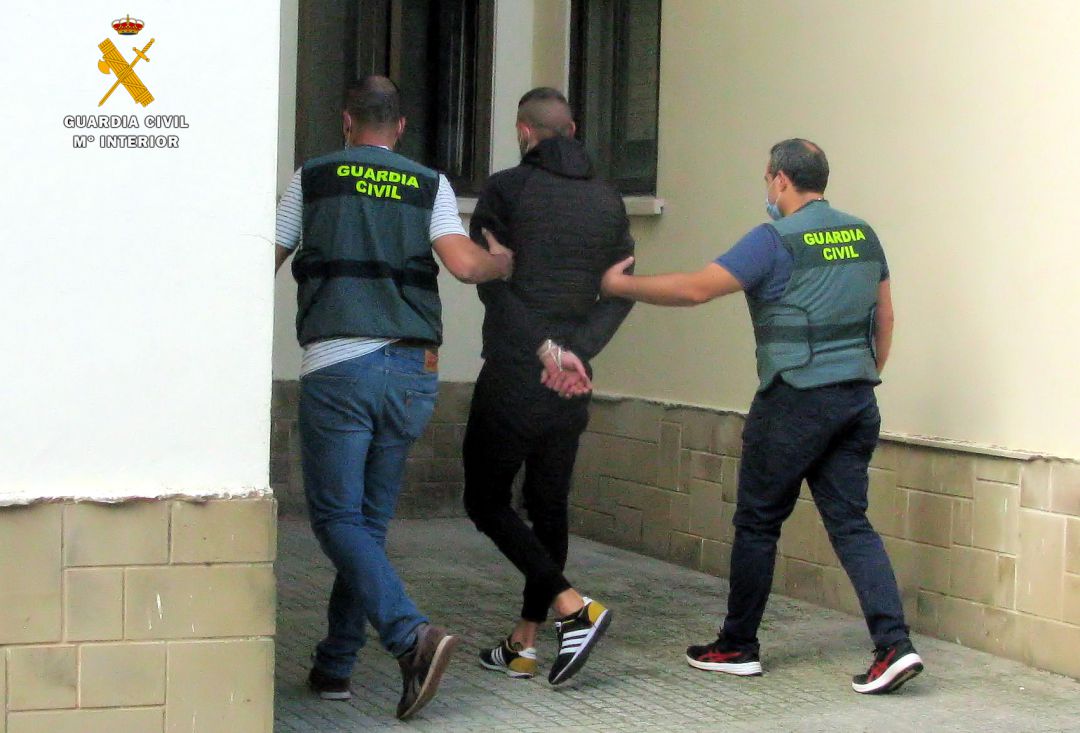 El detenido es puesto a disposición judicial. El detenido es puesto a disposición judicial.