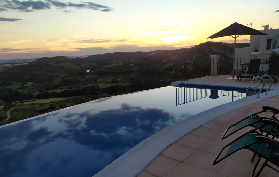 El establecimiento cuenta con piscinas con vistas al paisaje manchego de Zafra de Záncarfa (Cuenca). El establecimiento cuenta con piscinas con vistas al paisaje manchego de Zafra de Záncarfa (Cuenca).