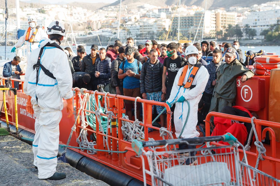 Trabajadores de Cruz Roja ayudan en el Muelle a trasladar a migrantes que han interceptado en aguas canarias Trabajadores de Cruz Roja ayudan en el Muelle a trasladar a migrantes que han interceptado en aguas canarias