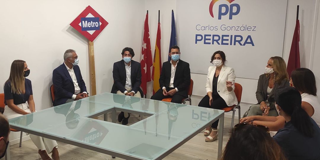 Imagen de archivo de un encuentro del pasado mes de agosto de la presidenta regional, Isabel Díaz Ayuso, con portavoces del PP en el sur de Madrid. Imagen de archivo de un encuentro del pasado mes de agosto de la presidenta regional, Isabel Díaz Ayuso, con portavoces del PP en el sur de Madrid.