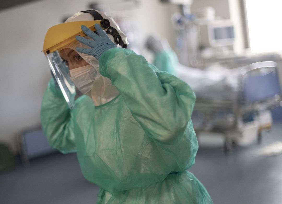 Una sanitaria se retira la pantalla protectora en la Unidad de Cuidados Intensivos (UCI) dedicada a enfermos de coronavirus del Hospital Universitario Ramón y Cajal. Una sanitaria se retira la pantalla protectora en la Unidad de Cuidados Intensivos (UCI) dedicada a enfermos de coronavirus del Hospital Universitario Ramón y Cajal.