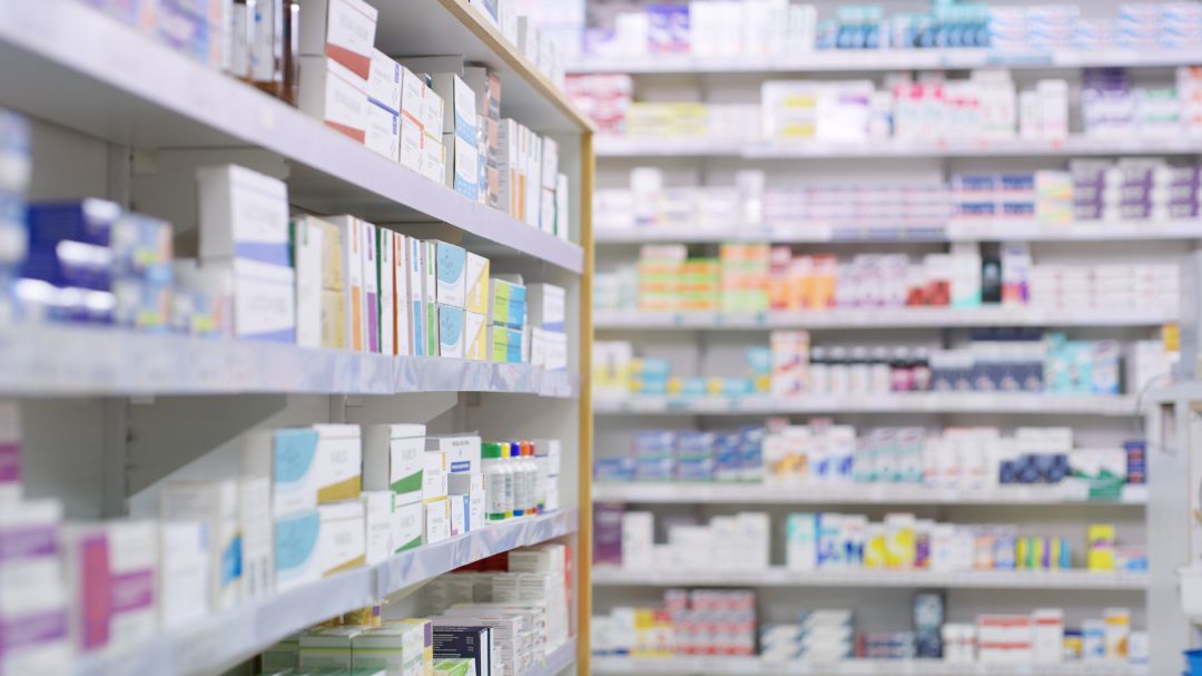 Estanterías en una farmacia. Estanterías en una farmacia.