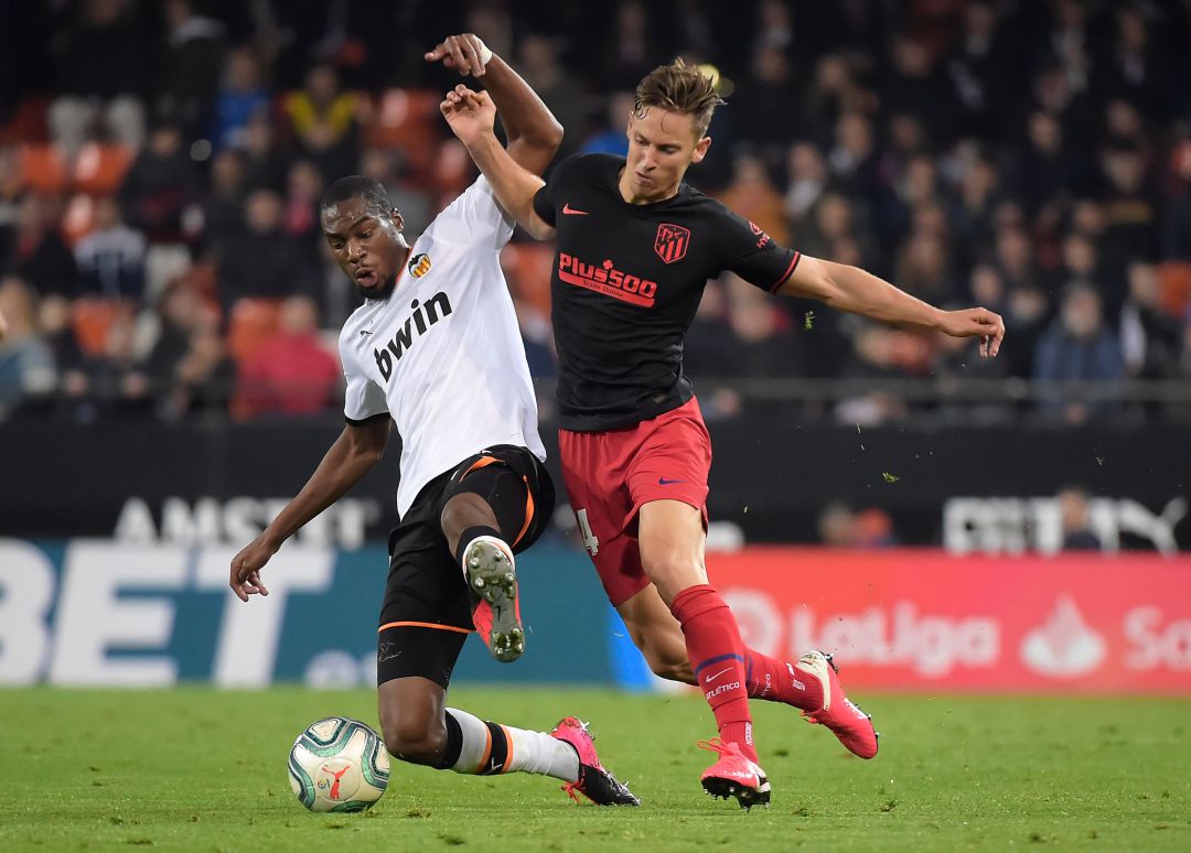 Kondobia pugna por un balón con Llorente, en un Valencia - Atlético de Madrid Kondobia pugna por un balón con Llorente, en un Valencia - Atlético de Madrid
