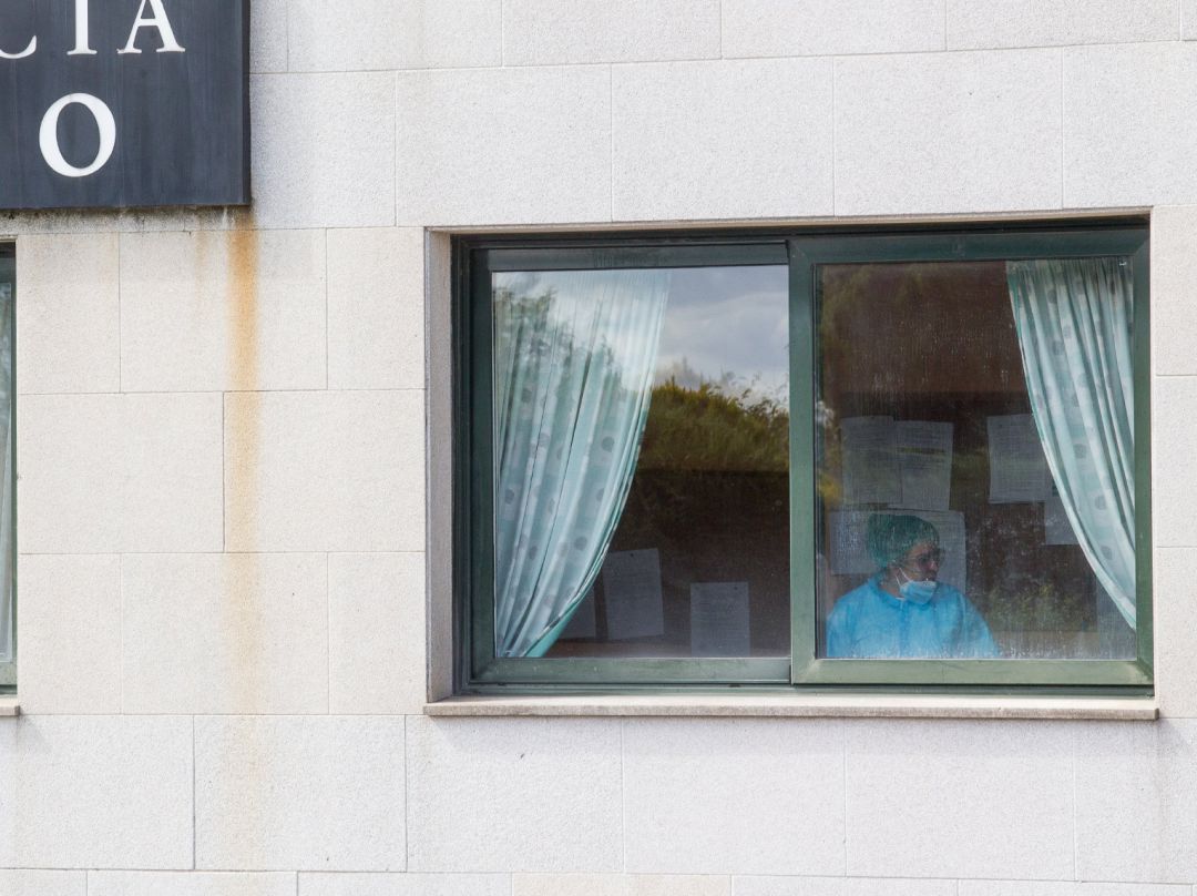 Una sanitaria en una ventana una residencia de ancianos. Una sanitaria en una ventana una residencia de ancianos.