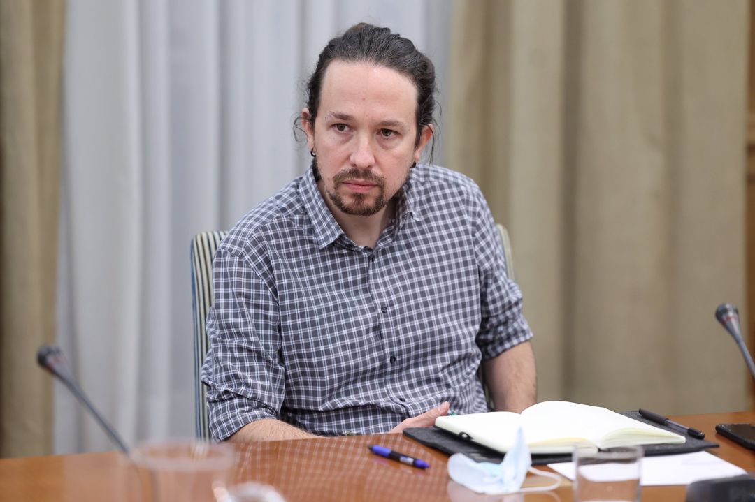 El vicepresidente segundo del Gobierno y ministro de Derechos Sociales y Agenda 2030, Pablo Iglesias, durante su reunión con el sindicato de inquilinos en la sede del Ministerio. El vicepresidente segundo del Gobierno y ministro de Derechos Sociales y Agenda 2030, Pablo Iglesias, durante su reunión con el sindicato de inquilinos en la sede del Ministerio.