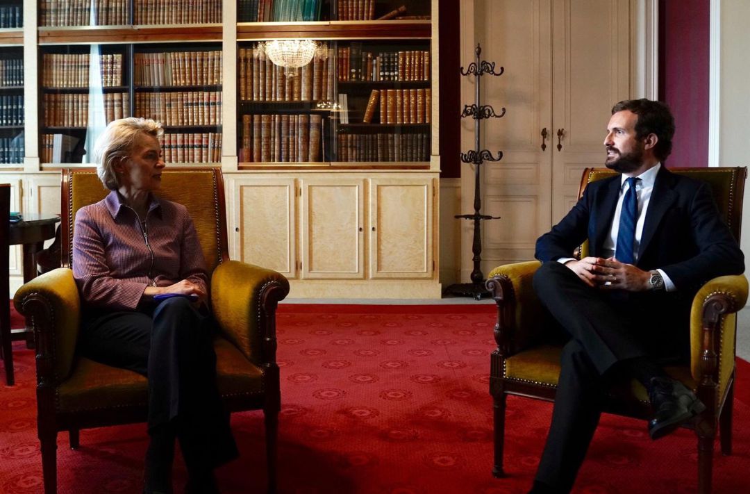El presidente del PP, Pablo Casado, junto a la presidenta de la Comisión Europea, Ursula von der Leyen, este jueves. El presidente del PP, Pablo Casado, junto a la presidenta de la Comisión Europea, Ursula von der Leyen, este jueves.