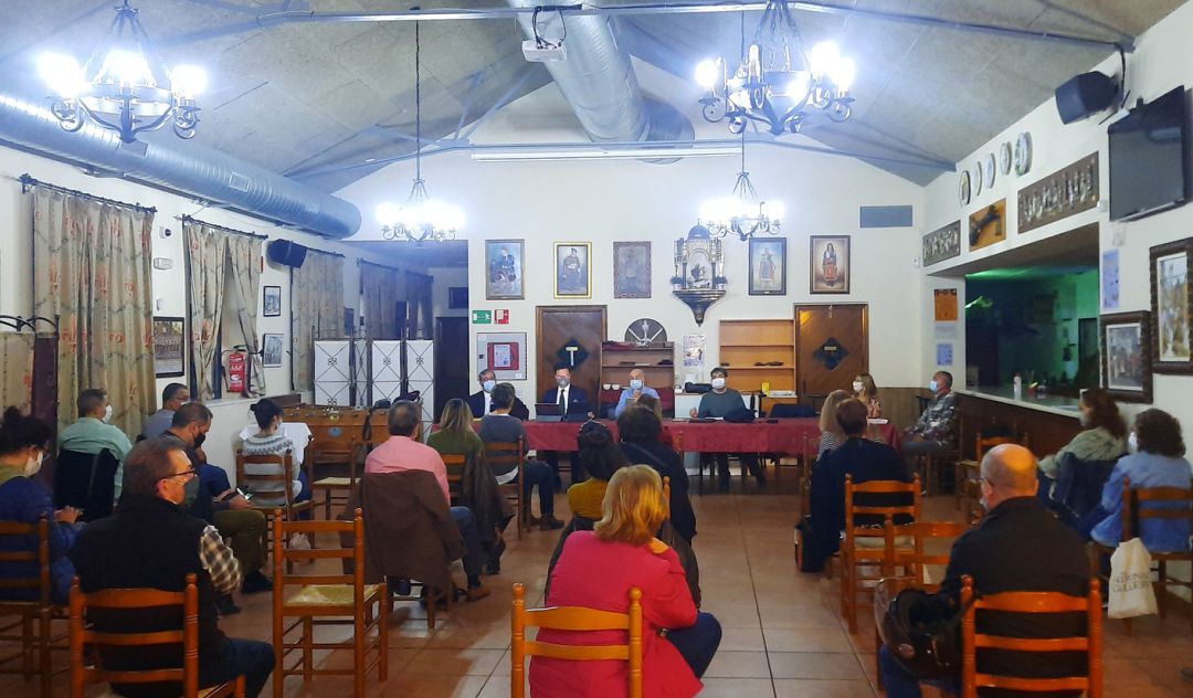 Familiares de residentes DomusVi de Alcoy en la reunión celebrada este jueves. Familiares de residentes DomusVi de Alcoy en la reunión celebrada este jueves.