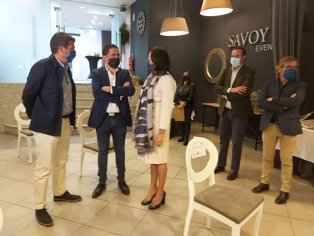 Carlos Mazón, Antonio Francés e Indira Amaya conversando, con Fernando Pastor y Javier Sendra, al fondo, en el Hostal Savoy Carlos Mazón, Antonio Francés e Indira Amaya conversando, con Fernando Pastor y Javier Sendra, al fondo, en el Hostal Savoy
