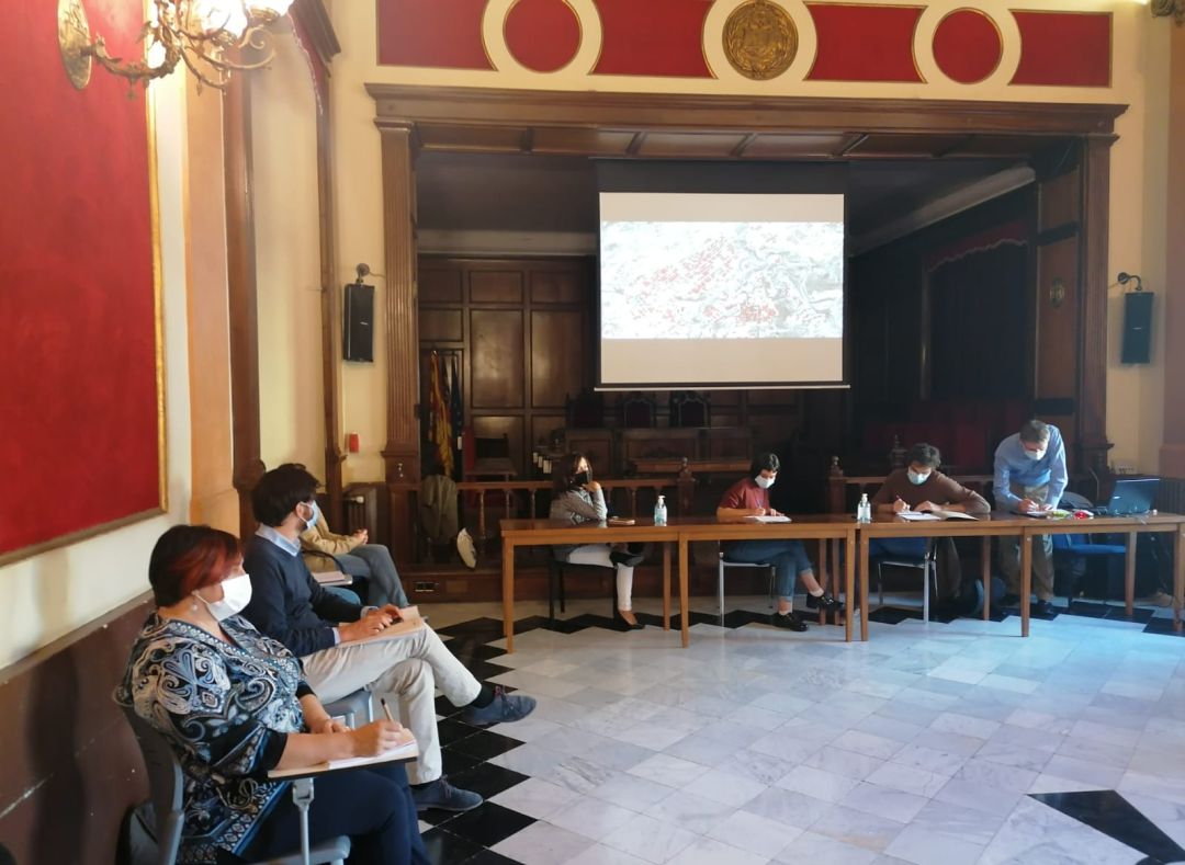 Un momento de la constitución del Observatori de l'Habitatge d'Alcoi celebrado en el Salón de Plenos. Un momento de la constitución del Observatori de l'Habitatge d'Alcoi celebrado en el Salón de Plenos.
