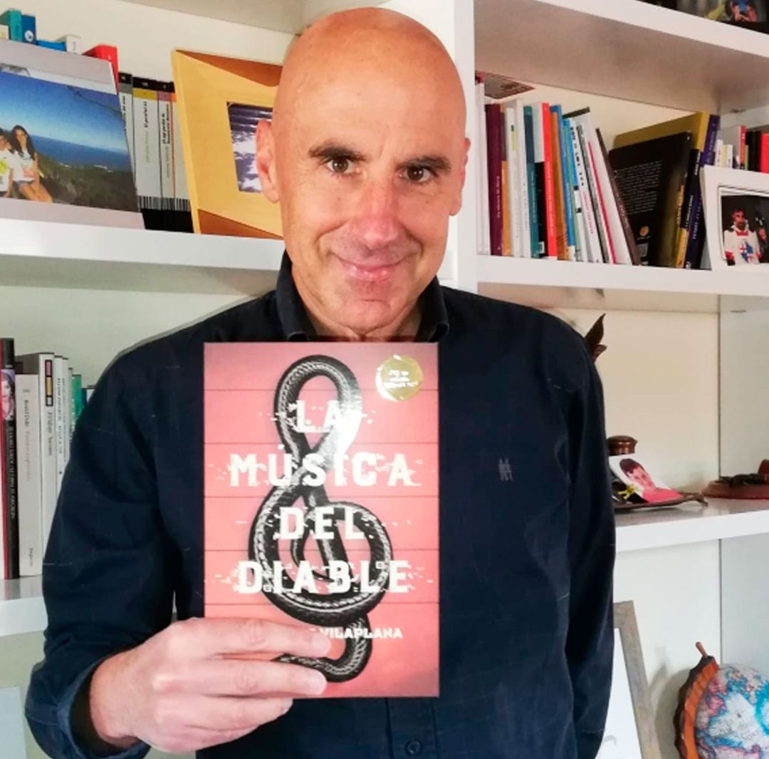 Silvestre Vilaplana guanya el Premi Gran Angular 2020 amb la seua novel·la "La música del diable". Silvestre Vilaplana guanya el Premi Gran Angular 2020 amb la seua novel·la "La música del diable".