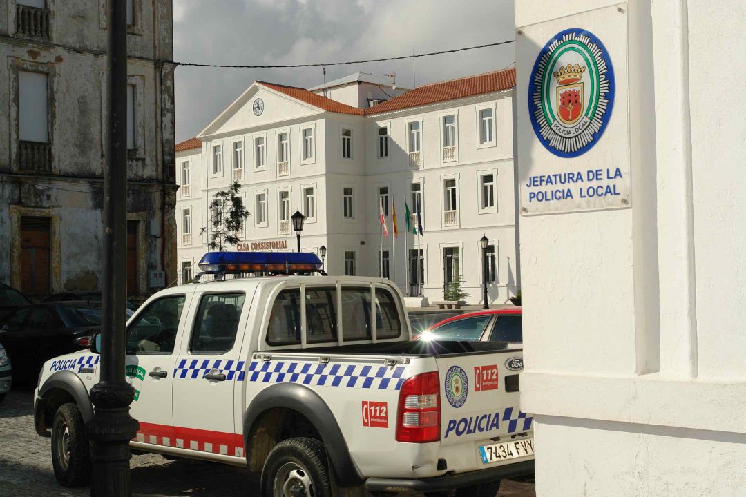 Un vehículo de la Policía Local junto a la Jefatura de San Roque. Un vehículo de la Policía Local junto a la Jefatura de San Roque.