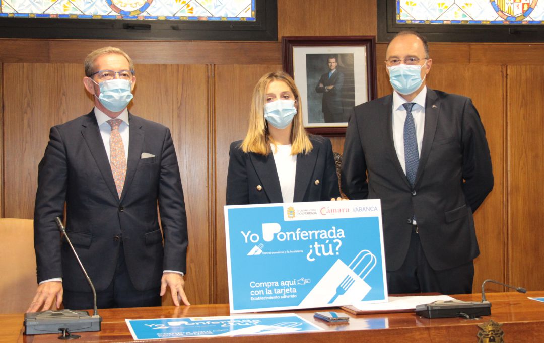 El presidente de la Cámara de Comercio, Javier Vega, concejala de consumo, Lorena Valle y el portavoz de ABANCA, Jose María Maira El presidente de la Cámara de Comercio, Javier Vega, concejala de consumo, Lorena Valle y el portavoz de ABANCA, Jose María Maira