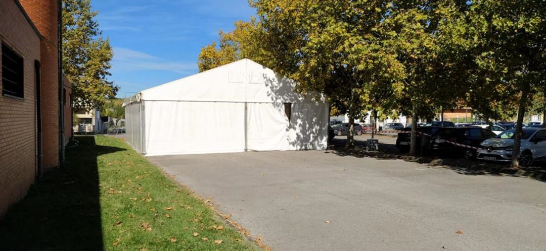 Carpa instalada en el aparcamiento trasero del Hospital del Bierzo Carpa instalada en el aparcamiento trasero del Hospital del Bierzo