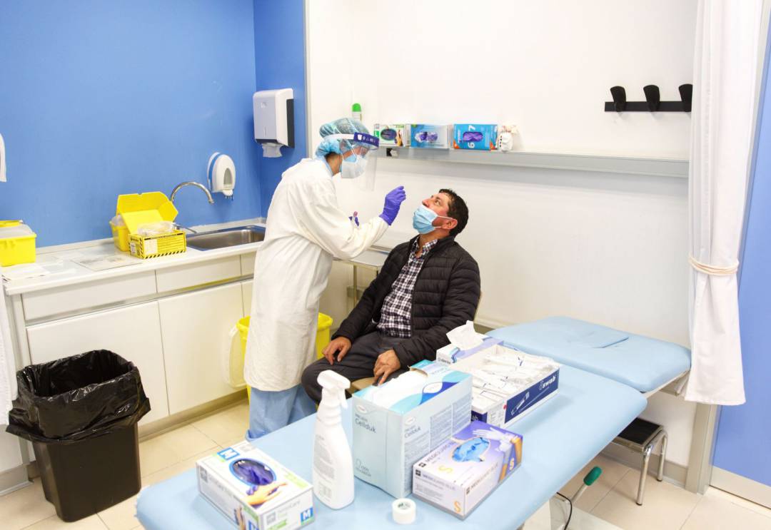 El servicio vasco de salud Osakidetza comienza este jueves a efectuar pruebas masivas de PCR a la población de entre 17 y 60 años del barrio vitoriano de Sansomendi, en un cribado preventivo para analizar el número de asintomáticos y otros parámetros. El servicio vasco de salud Osakidetza comienza este jueves a efectuar pruebas masivas de PCR a la población de entre 17 y 60 años del barrio vitoriano de Sansomendi, en un cribado preventivo para analizar el número de asintomáticos y otros parámetros.