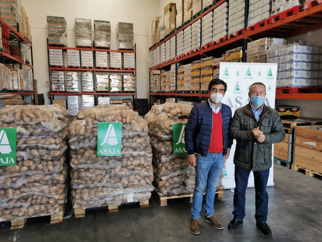 Esteban Martínez, izda, y Donaciano Dujo en el almacén del Banco de Alimentos Esteban Martínez, izda, y Donaciano Dujo en el almacén del Banco de Alimentos