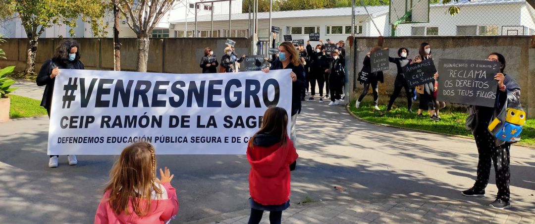 Movilización ante el colegio Ramón de la Sagra Movilización ante el colegio Ramón de la Sagra