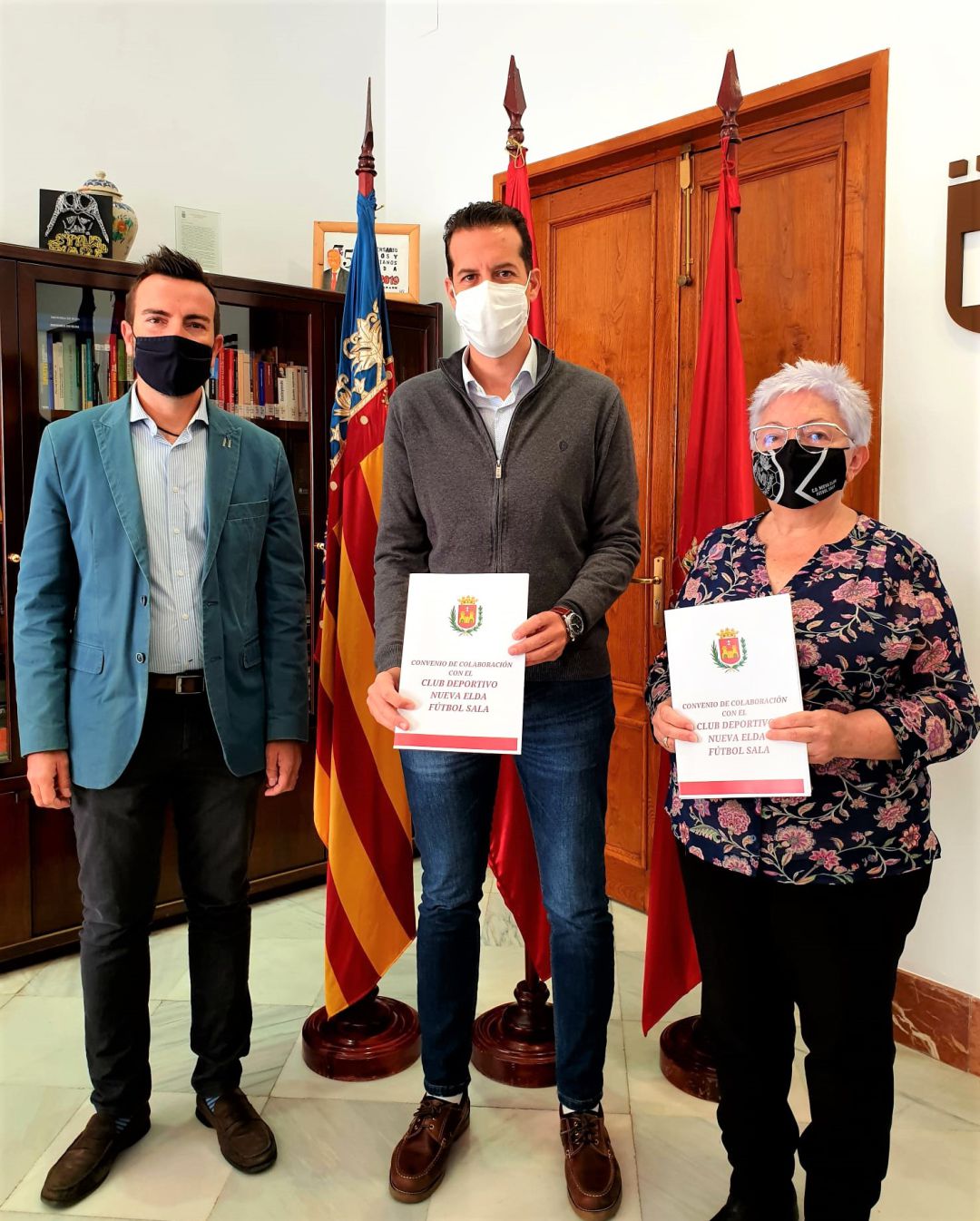 El alcalde de Elda, Rubén Alfaro, entre la presidenta del Nueva Elda, Paqui Sánchez y el edil de Deportes, Fernando Gómez El alcalde de Elda, Rubén Alfaro, entre la presidenta del Nueva Elda, Paqui Sánchez y el edil de Deportes, Fernando Gómez