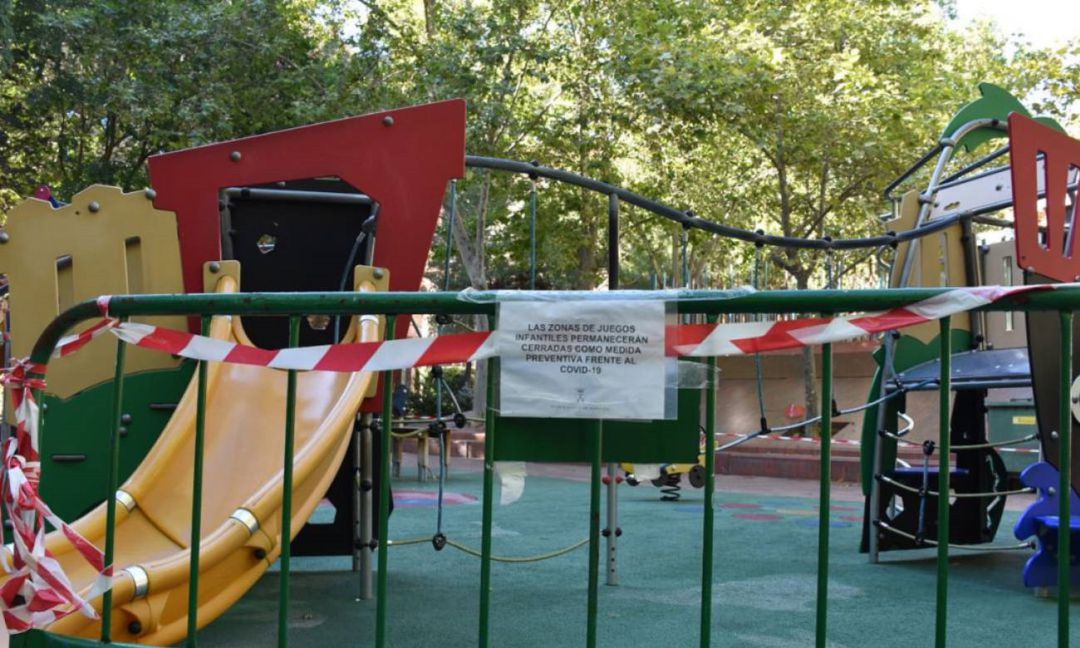Una zona de juegos infantiles cerrada Una zona de juegos infantiles cerrada