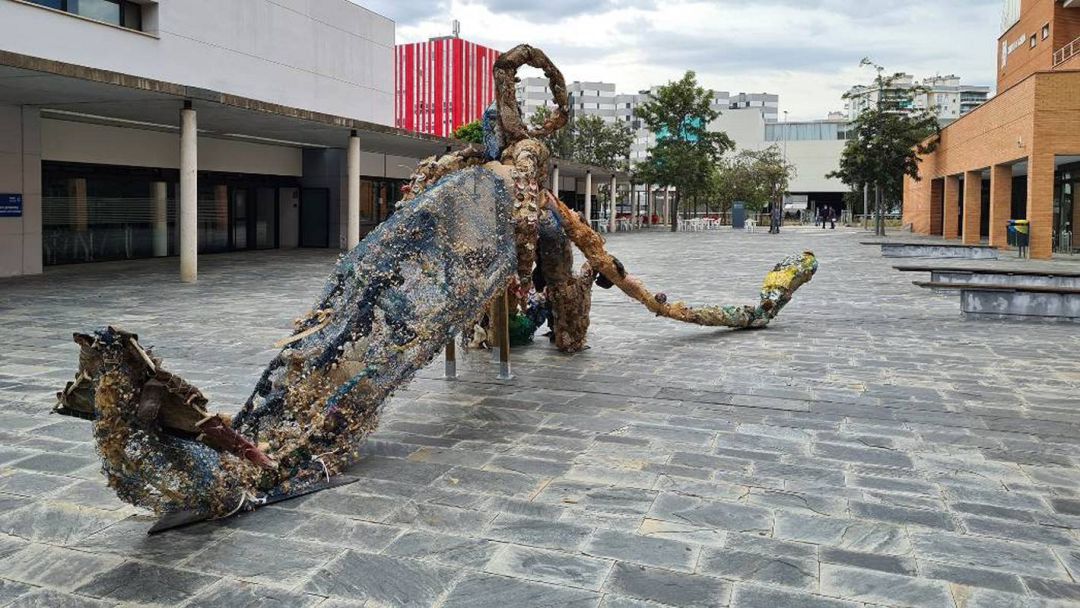 Calamar gigante realizado con basura del mar Calamar gigante realizado con basura del mar