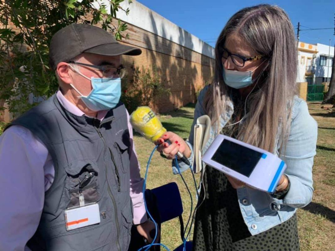 El investigador experto en el estudio de la calidad del aire, Jesús de la Rosa, nos habla de los purificadores de aire implantados en las aulas del colegio J.J. Rebollo de San Juan del Puerto (Huelva) El investigador experto en el estudio de la calidad del aire, Jesús de la Rosa, nos habla de los purificadores de aire implantados en las aulas del colegio J.J. Rebollo de San Juan del Puerto (Huelva)
