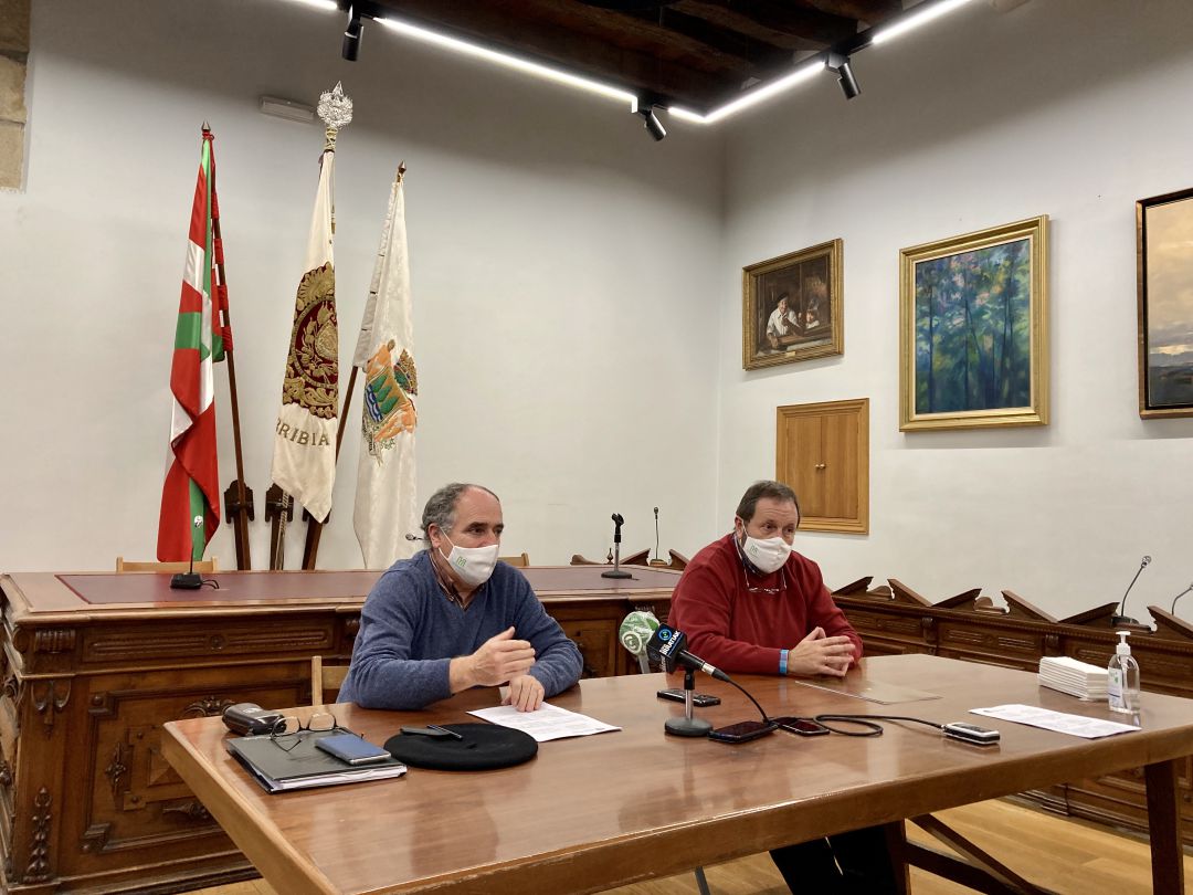 Xabier Isasi, portavoz de EH Bildu en Hondarribia, con el alcalde Txomin Sagarzazu en la presentación de la beca. Xabier Isasi, portavoz de EH Bildu en Hondarribia, con el alcalde Txomin Sagarzazu en la presentación de la beca.