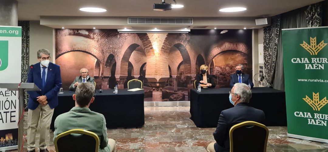 María Cantos defiende el proyecto en el Foro Jaén y Debate. María Cantos defiende el proyecto en el Foro Jaén y Debate.
