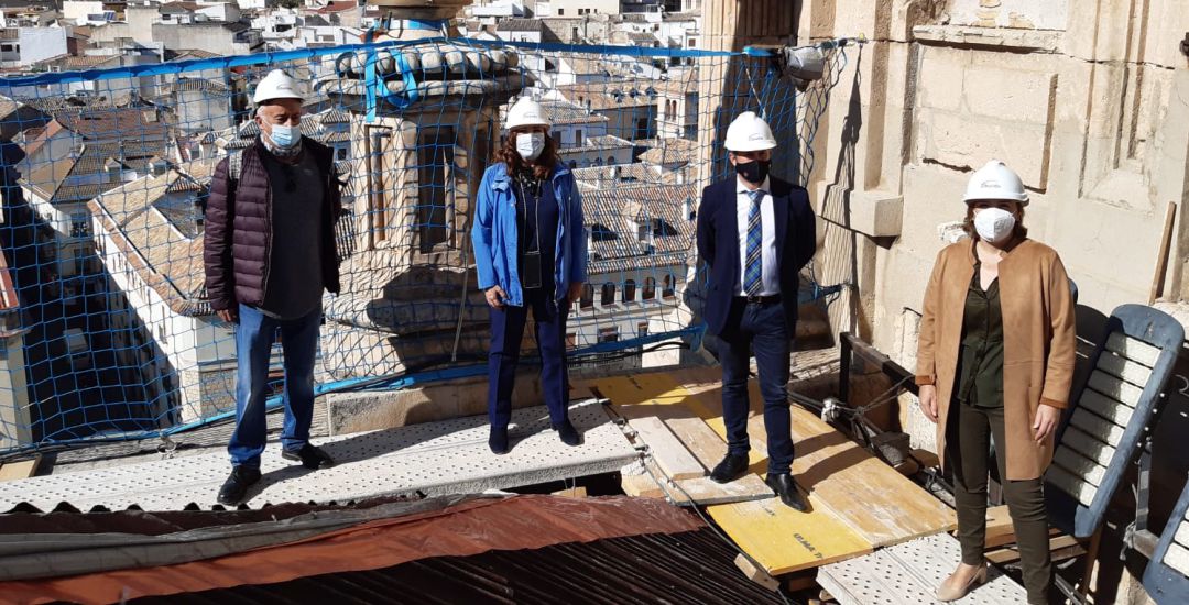 Responsables institucionales durante la visita a las cubiertas de la Catedral de Jaén. Responsables institucionales durante la visita a las cubiertas de la Catedral de Jaén.