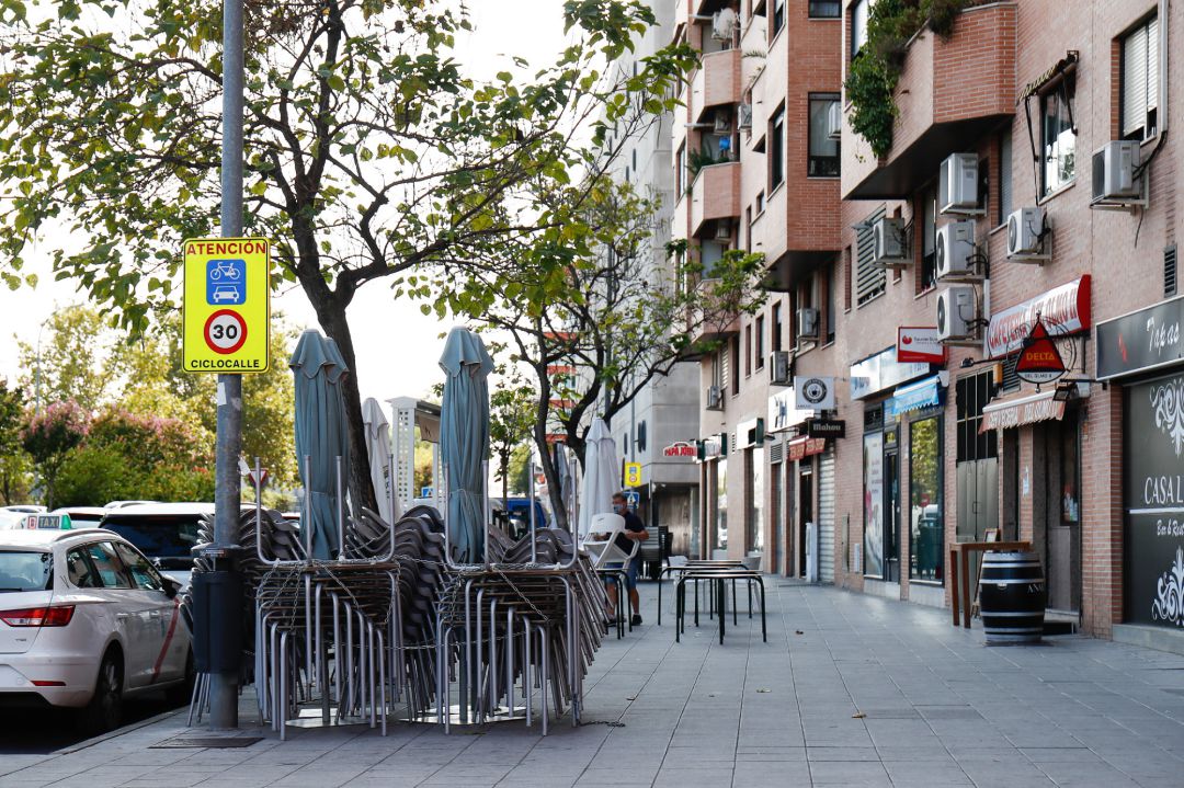 Terraza recogida y cerrada de un bar, en Fuenlabrada, Madrid. Terraza recogida y cerrada de un bar, en Fuenlabrada, Madrid.