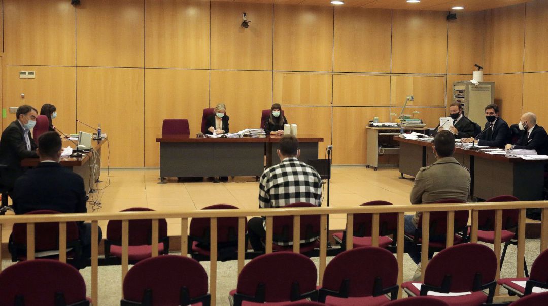 Els tres futbolistes van ser jutjats a Sant Sebastià per filmar i difondre un video de caràcter sexual sense permís de la víctima. Els tres futbolistes van ser jutjats a Sant Sebastià per filmar i difondre un video de caràcter sexual sense permís de la víctima.