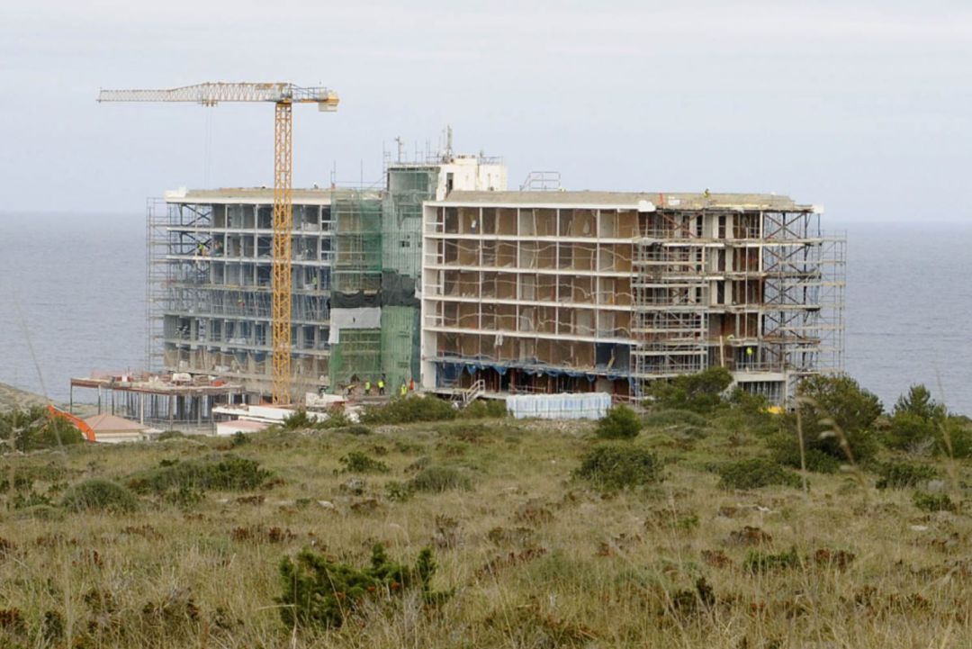 Els ecologistes han alegat contra la reforma de l'hotel Palladium del Grup Matutes a Arenal d'en Castell. Els ecologistes han alegat contra la reforma de l'hotel Palladium del Grup Matutes a Arenal d'en Castell.