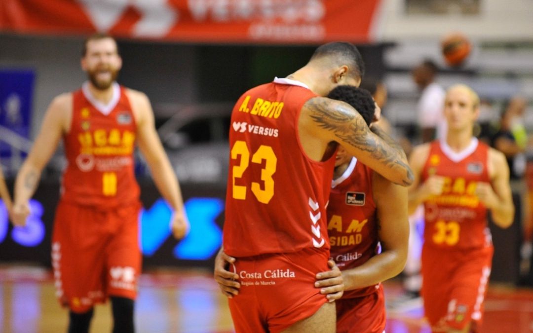 Augusto Lima se abraza con Jordan Davis Augusto Lima se abraza con Jordan Davis