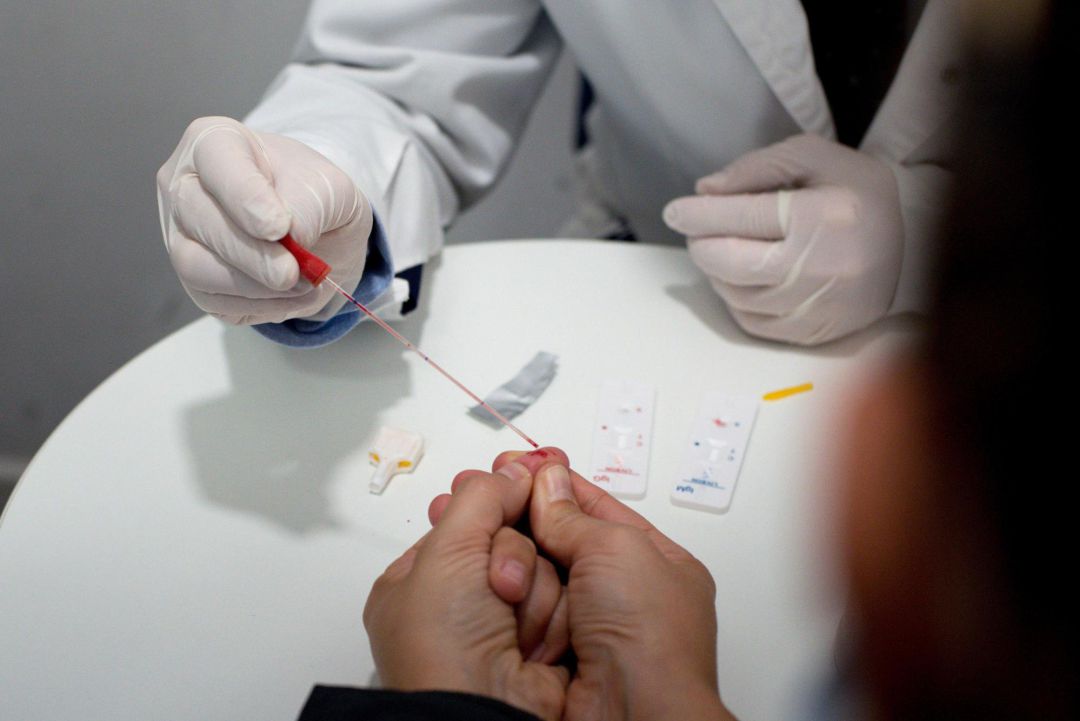 Realización de un test rápido este viernes en una farmacia de Ourense Realización de un test rápido este viernes en una farmacia de Ourense