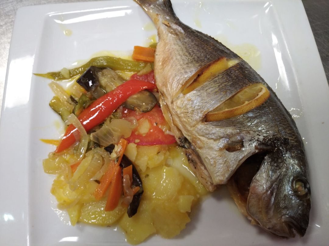 Lubina al horno con verduras Lubina al horno con verduras