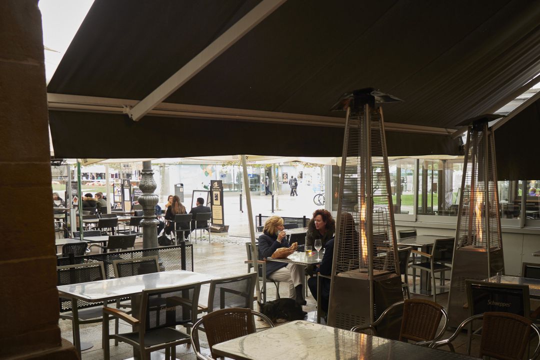Ambiente en una terraza ubicada en una calle de Pamplona Ambiente en una terraza ubicada en una calle de Pamplona