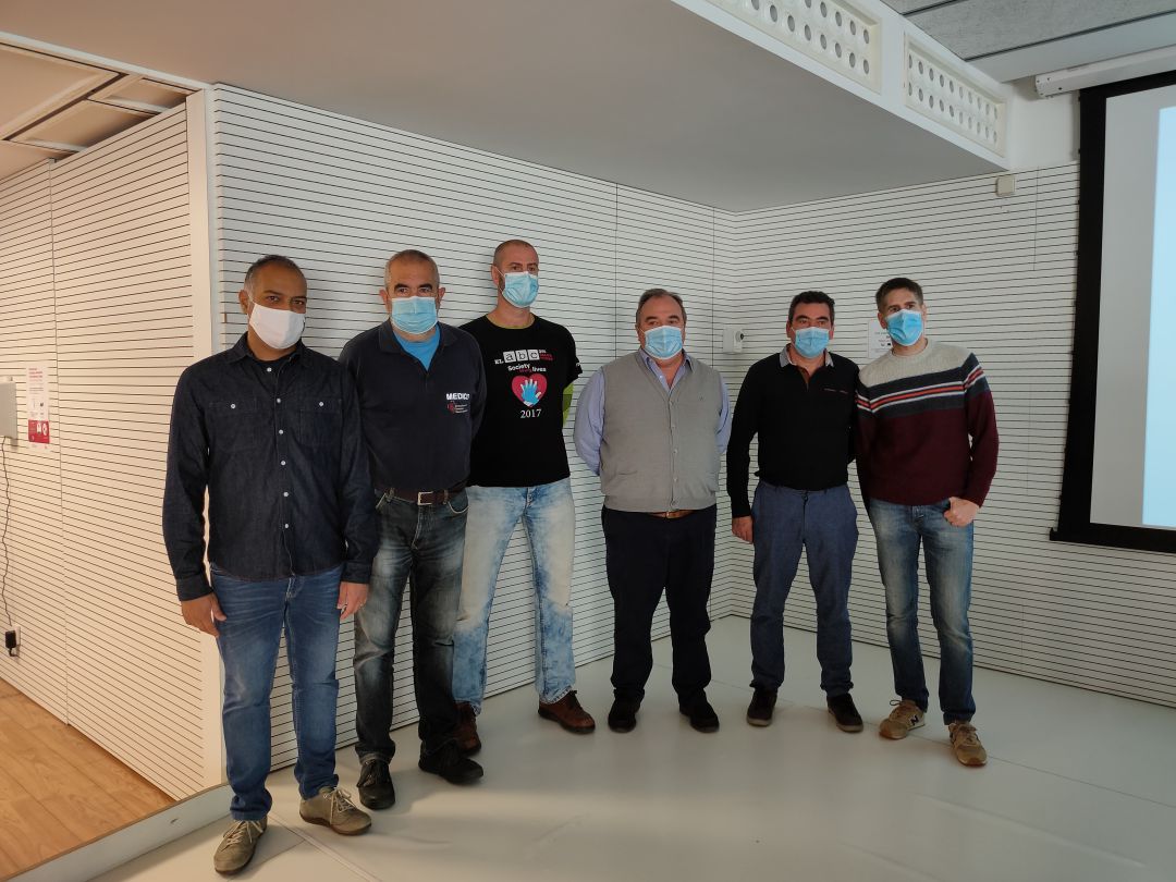 Personal del Servicio Navarro de Salud y dos supervivientes de paradas cardiacas. Personal del Servicio Navarro de Salud y dos supervivientes de paradas cardiacas.