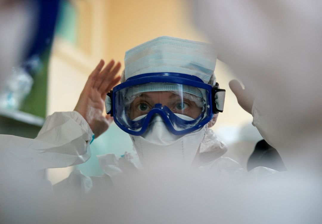 Una sanitaria, protegida con los elementos para prevenir el covid. Una sanitaria, protegida con los elementos para prevenir el covid.