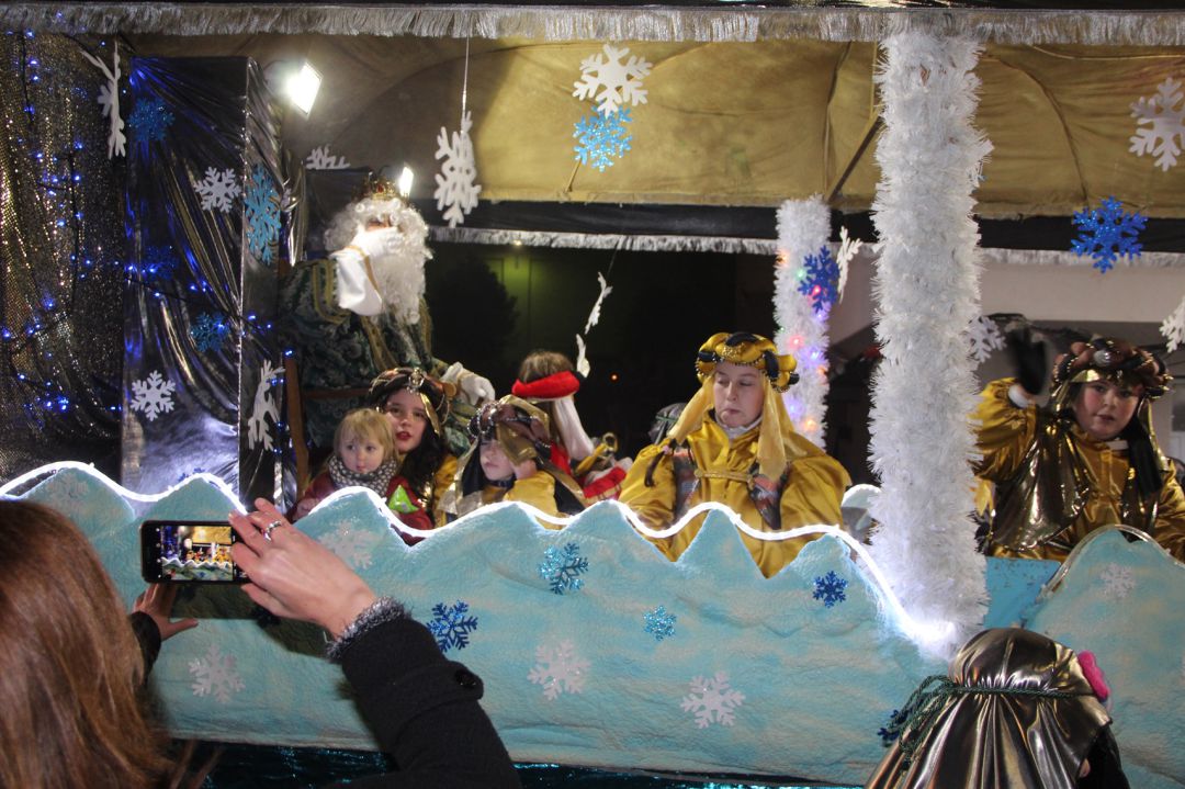 Melchor saluda a los niños en la Cabalgata de Reyes celebrada en Cuéllar en 2020 Melchor saluda a los niños en la Cabalgata de Reyes celebrada en Cuéllar en 2020