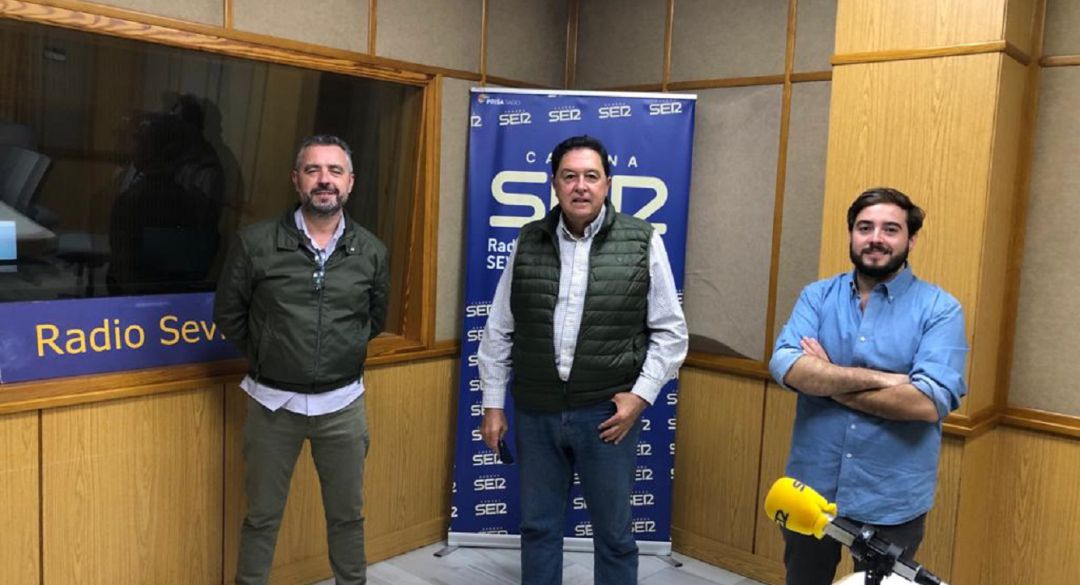 De izquierda a derecha, Paco García, Tomás Campuzano y José Manuel Peña en el estudio central de Radio Sevilla De izquierda a derecha, Paco García, Tomás Campuzano y José Manuel Peña en el estudio central de Radio Sevilla