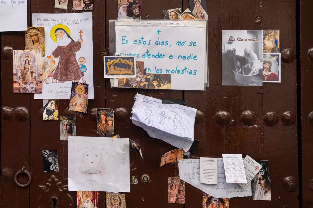 Dibujos en la puerta del convento de Sor Ángela de la Cruz, aislado por coronavirus, colocados por niños del barrio Dibujos en la puerta del convento de Sor Ángela de la Cruz, aislado por coronavirus, colocados por niños del barrio