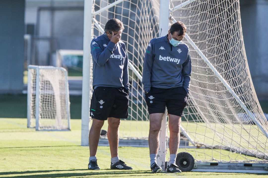 Manuel Pellegrini durante un entrenamiento del Betis. Manuel Pellegrini durante un entrenamiento del Betis.