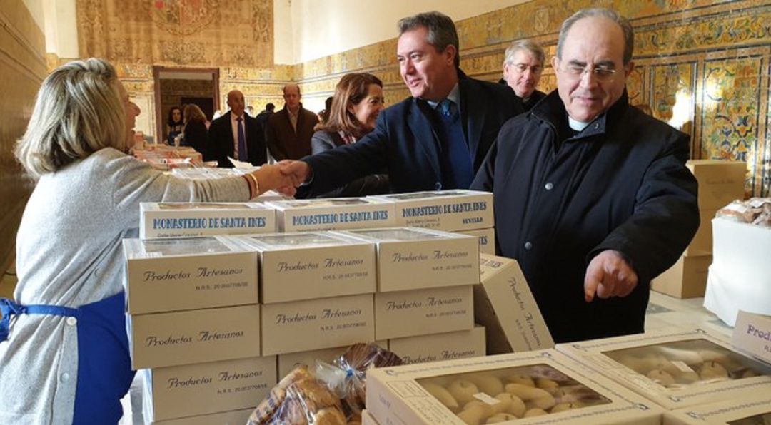 El alcalde Juan Espadas y el arzobispo Juan José Asenjo durante la inauguración el pasado año de la Muestra de Dulces de Conventos en el Alcázar El alcalde Juan Espadas y el arzobispo Juan José Asenjo durante la inauguración el pasado año de la Muestra de Dulces de Conventos en el Alcázar