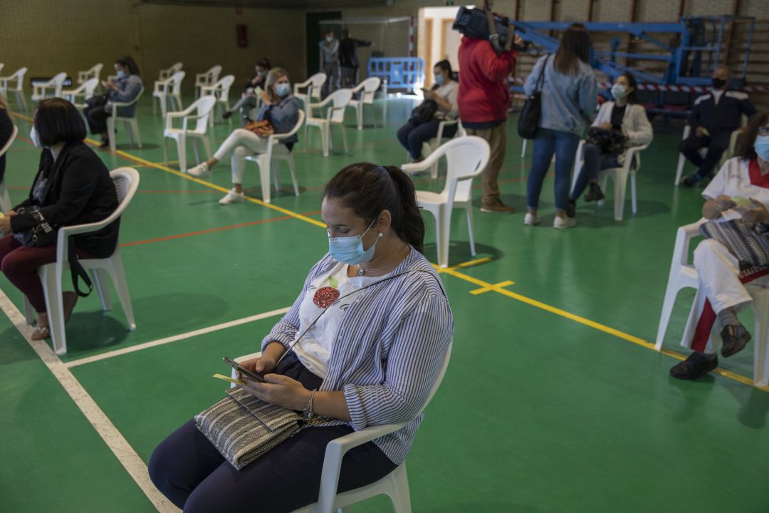Vecinos de utrera esperan los resultados masivos la prueba de test antígenos para el cribado masivo de la detección del covid 19 en el municipio de Utrera. Vecinos de utrera esperan los resultados masivos la prueba de test antígenos para el cribado masivo de la detección del covid 19 en el municipio de Utrera.