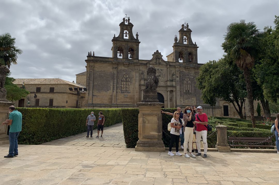 Turistas fotografiándose ante la Basílica de Santa María de Úbeda Turistas fotografiándose ante la Basílica de Santa María de Úbeda