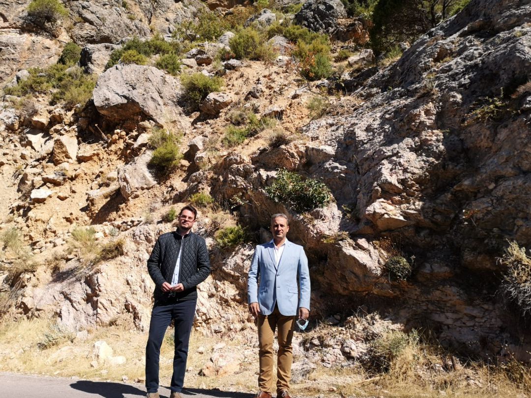 El diptuado de promoción y turismo, Fco Javier Lozano visita junto al alcalde de Cazorla, Antonio J.Rodríguez la instalación de la via ferrata El diptuado de promoción y turismo, Fco Javier Lozano visita junto al alcalde de Cazorla, Antonio J.Rodríguez la instalación de la via ferrata