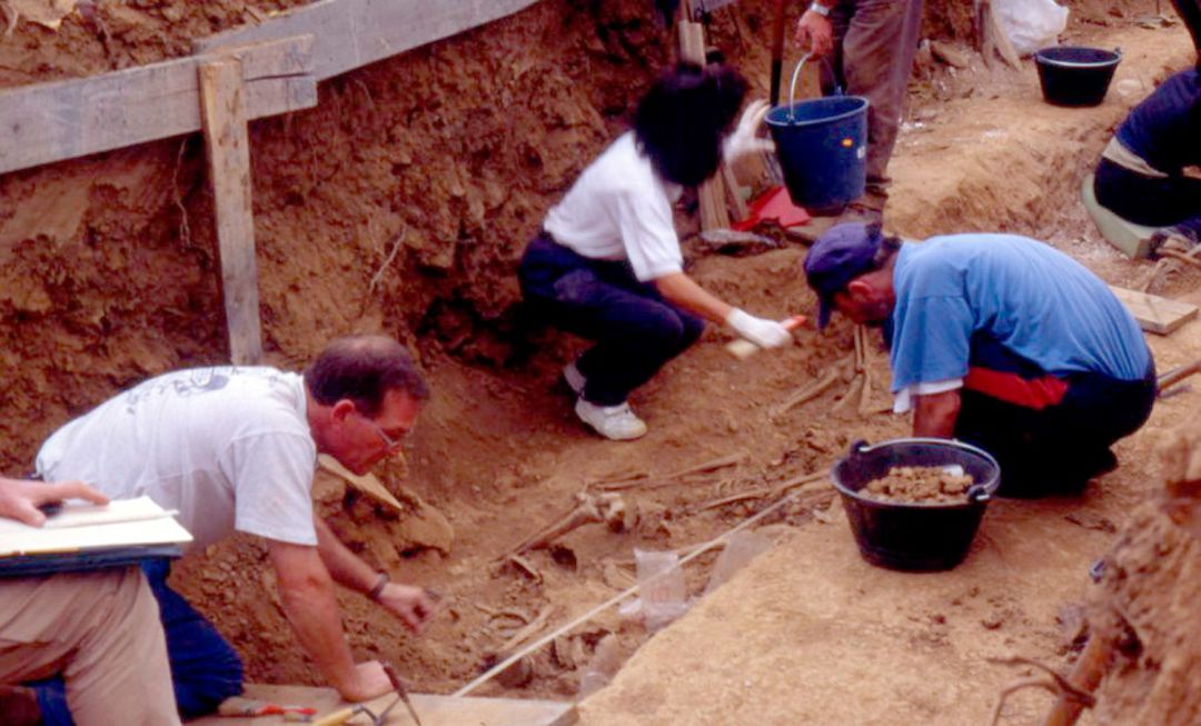 Fosa de 'Los trece de Priaranza', represaliados de la Guerra Civil, de la que se cumplen 20 años de su apertura Fosa de 'Los trece de Priaranza', represaliados de la Guerra Civil, de la que se cumplen 20 años de su apertura