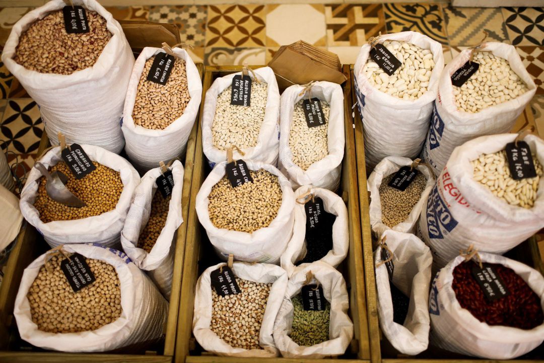 Detalle de sacos con legumbres en uno de los puestos de alimentación en el Mercado de Santa María de la Cabeza en Madrid. Detalle de sacos con legumbres en uno de los puestos de alimentación en el Mercado de Santa María de la Cabeza en Madrid.