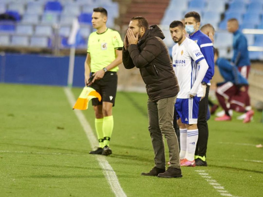Baraja da instrucciones a sus jugadores durante el último partido Baraja da instrucciones a sus jugadores durante el último partido