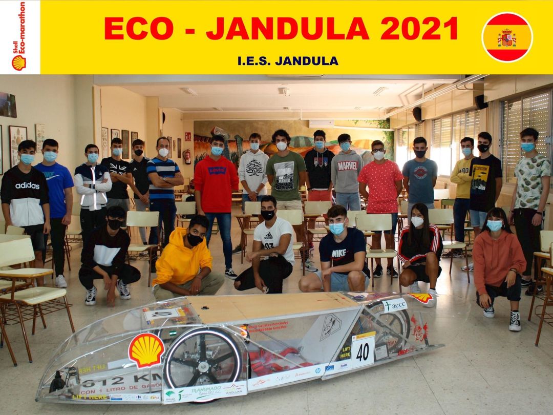 Alumnos y docentes del equipo Eco-Jándula junto al vehículo ecológico Lince. Alumnos y docentes del equipo Eco-Jándula junto al vehículo ecológico Lince.