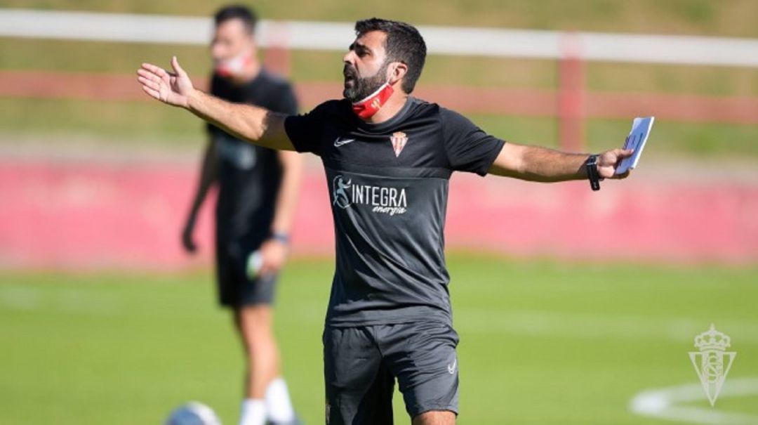 David Gallego da indicaciones durante un entrenamiento. David Gallego da indicaciones durante un entrenamiento.