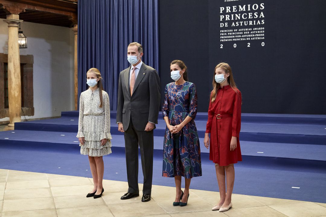 Los reyes junto a la princesa Leonor y la infanta Sofía antes de recibir a los premiados. Los reyes junto a la princesa Leonor y la infanta Sofía antes de recibir a los premiados.